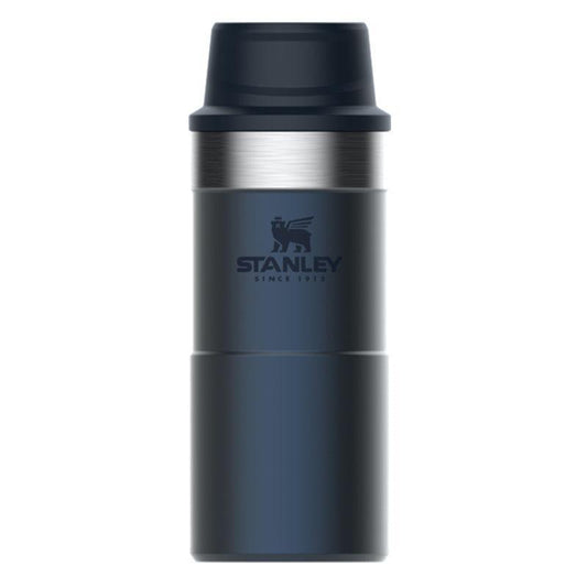 Stanley Classic Trigger-Action Travel Mug 0,35L (Flaskor & Termosar) från Stanley. Nightfall | TacNGear - Utrustning för polis och militär och outdoor.